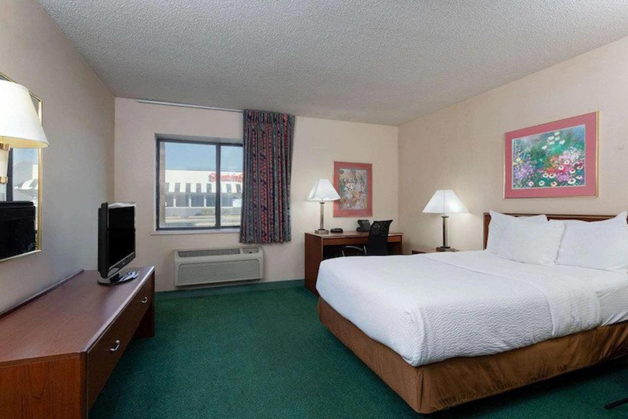 La Quinta Inn By Wyndham Indianapolis East-Post Drive Exteriör bild